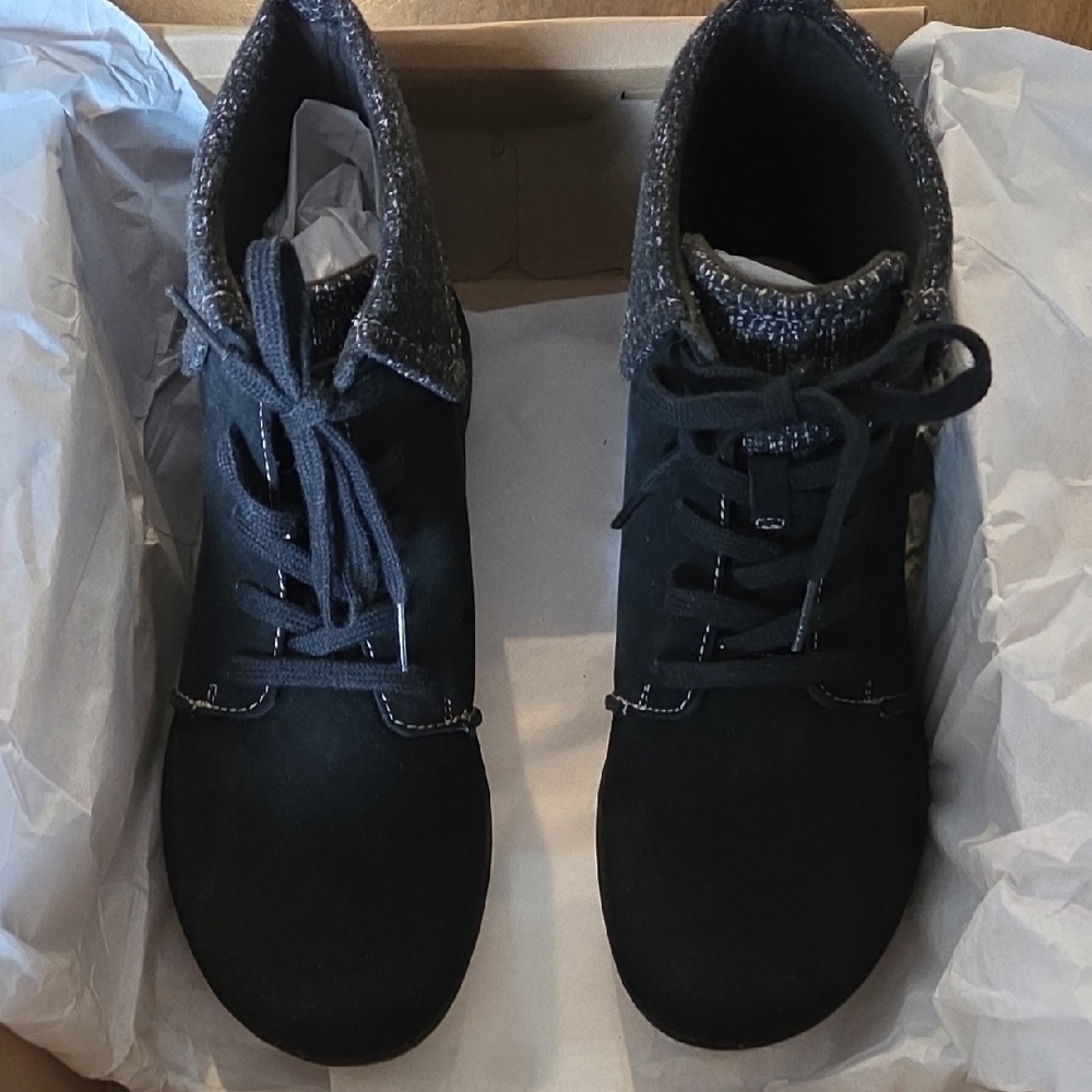 NWT Clarks Roseville Lace Black Suede